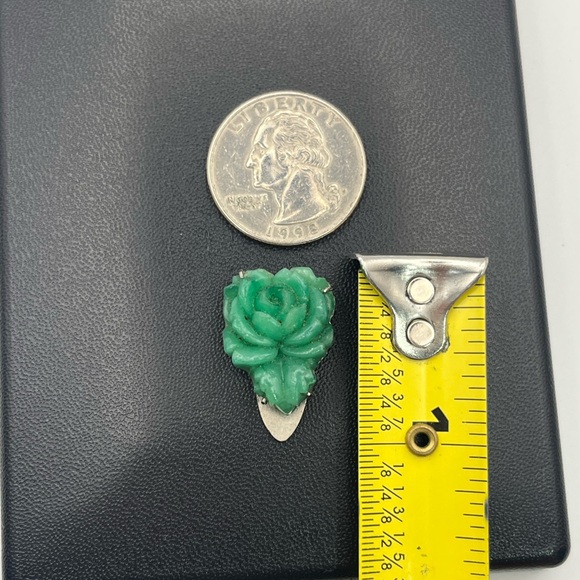 Green carved flower rose shaped stone silver tone vintage dress clip antique - Picture 6 of 16